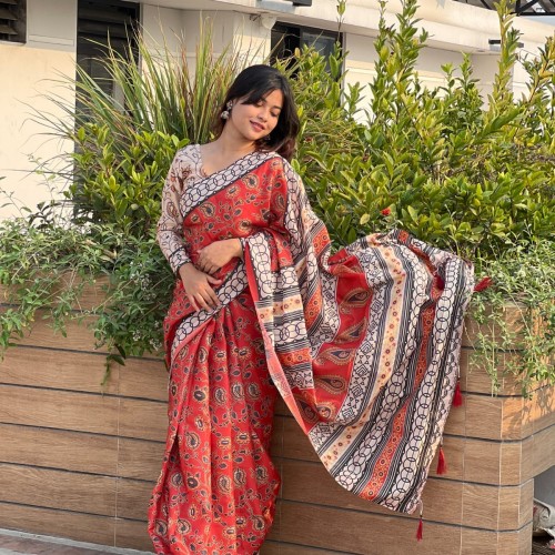 Digital Print Sharee with Blouse Piece – এক রাজকীয় উপহার, ভালোবাসার জন্য!